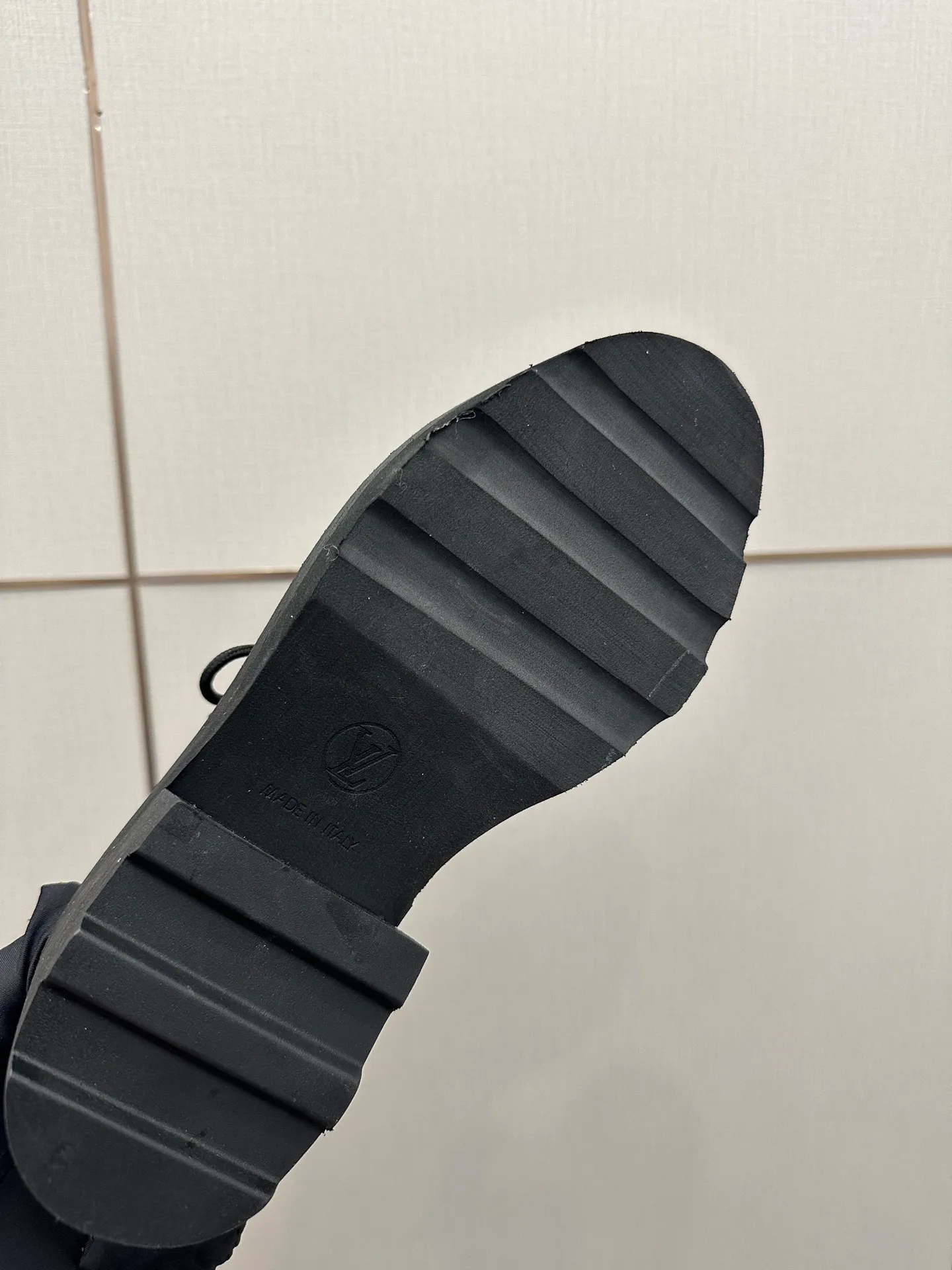 👟👟Ex-factory price 720👟👟 LOUIS VUITTON Louis Vuitton counter latest model top version LV inner cowhide material is real! Original 1:1 material reproduction! Modern and casual in one! Release a strong aura like a queen 🔥Capture everyone's attention instantly💃 Inner/foot pads: imported cowhide Fabric: cowhide Outsole: full genuine leather Code number: 35-41 (40, 41, 42 customizations are not returnable)